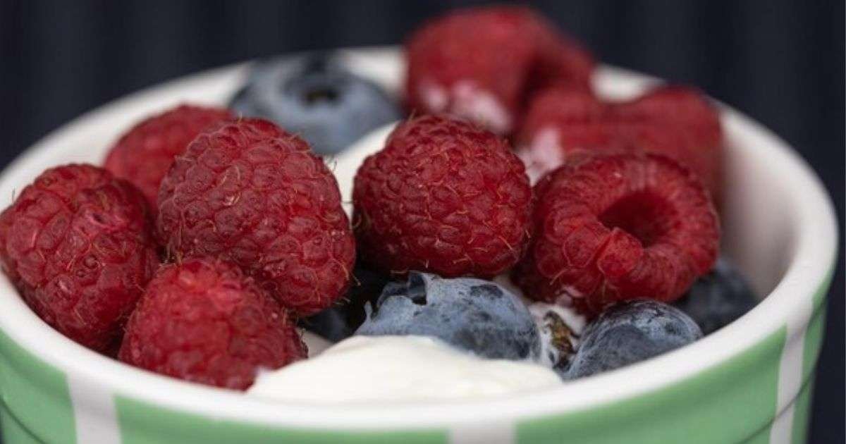 Frozen Yogurt with Berries